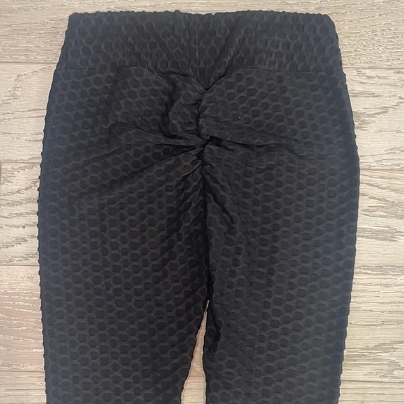 Black Textured Leggings with Scrunched Booty Size M - Picture 3 of 3